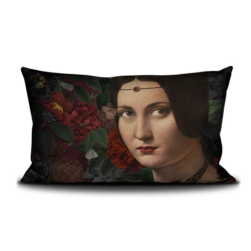 Voglio Bene Bella -tyynyn etunäkymä, jossa nainen näkyy läheltä ja kasvien reunustamana.
Front view of a Voglio Bene Bella cushion, showing a woman in a cropped view framed by plants. 