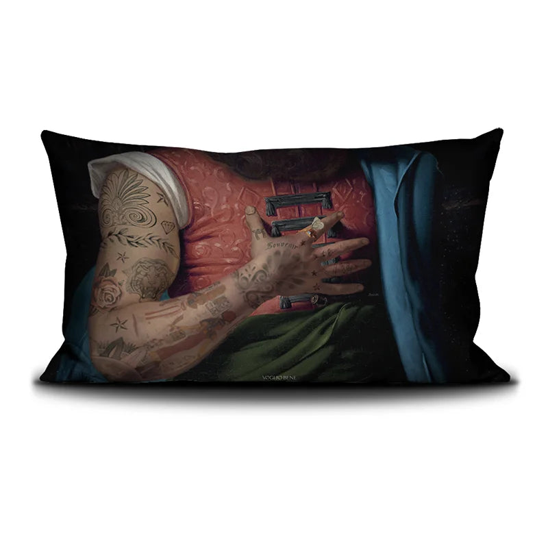 Voglio Bene The Great Belzoni -tyynyn takanäkymä, jossa tatuoidun arabialaisen miehen rintakehä ja kädet on kuvattu läheltä.
Back view of a Voglio Bene The Great Belzoni cushion, showing the tattooed Arab man's chest and arm up close.