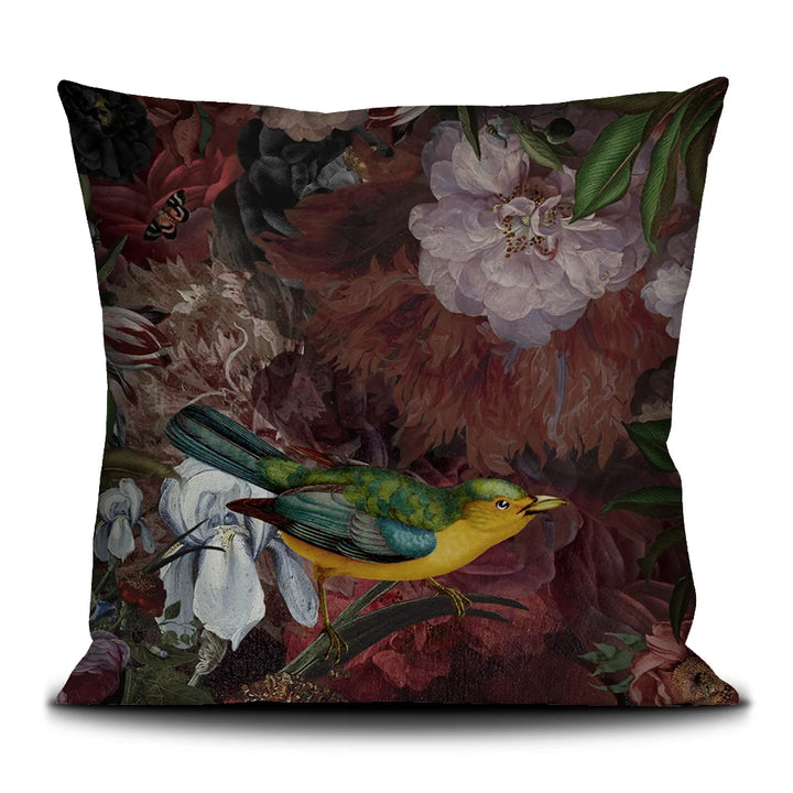 Kuvassa Voglio Bene tyynyn takapuoli Black Beauty -kuvituksella, jossa lintu istuu suurella kukalla pinkillä taustalla.
In the image, the back side of a Voglio Bene cushion with the Black Beauty illustration, showing a bird perched on a large flower against a pink background.