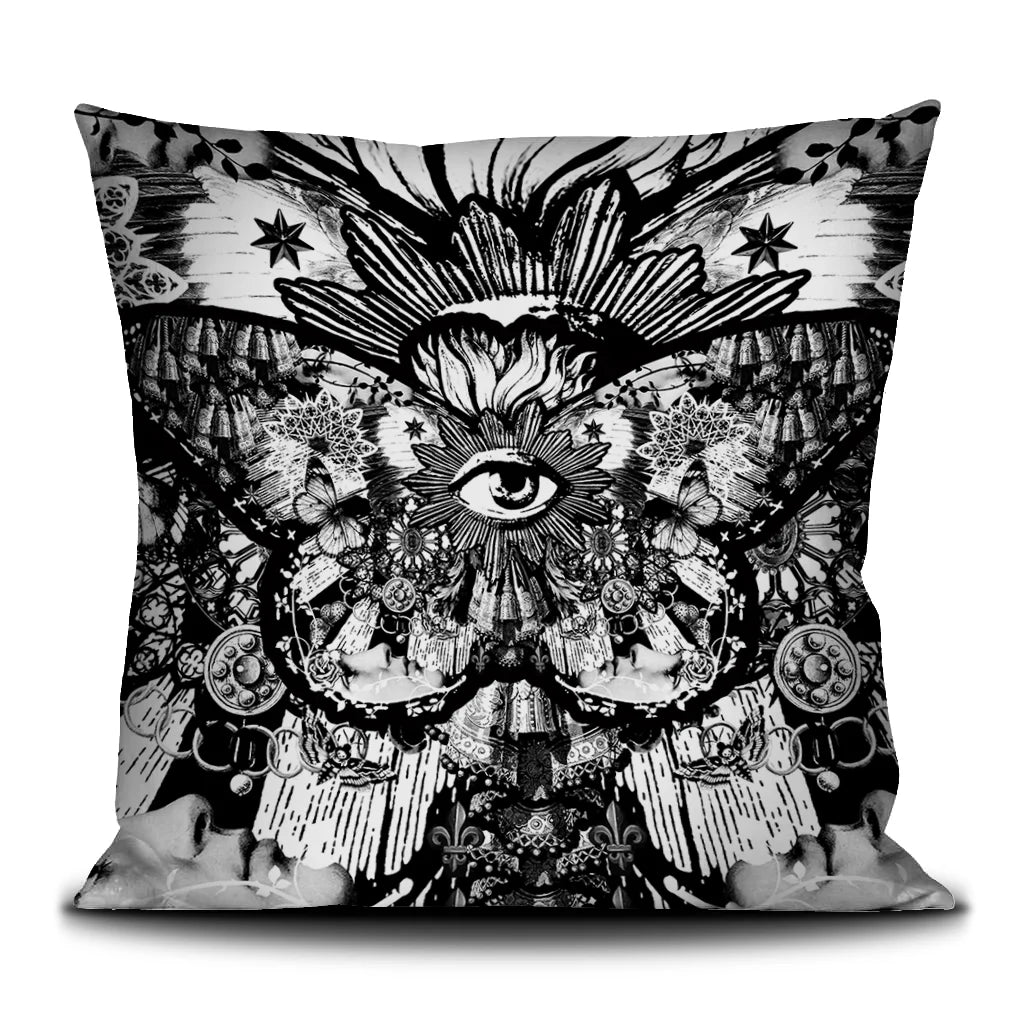 Kuvassa Voglio Bene -tyynyn etupuoli Black Butterfly -kuvituksella. Mustavalkoisella tyylillä kuvattu suuri perhonen, jonka siipien kuvioissa näkyy koristeita, silmiä ja aurinkoja.
The front of the Voglio Bene cushion with Black Butterfly illustration. A large butterfly in black and white tattoo style with adornments, eyes and suns forming the patterns on its wings.