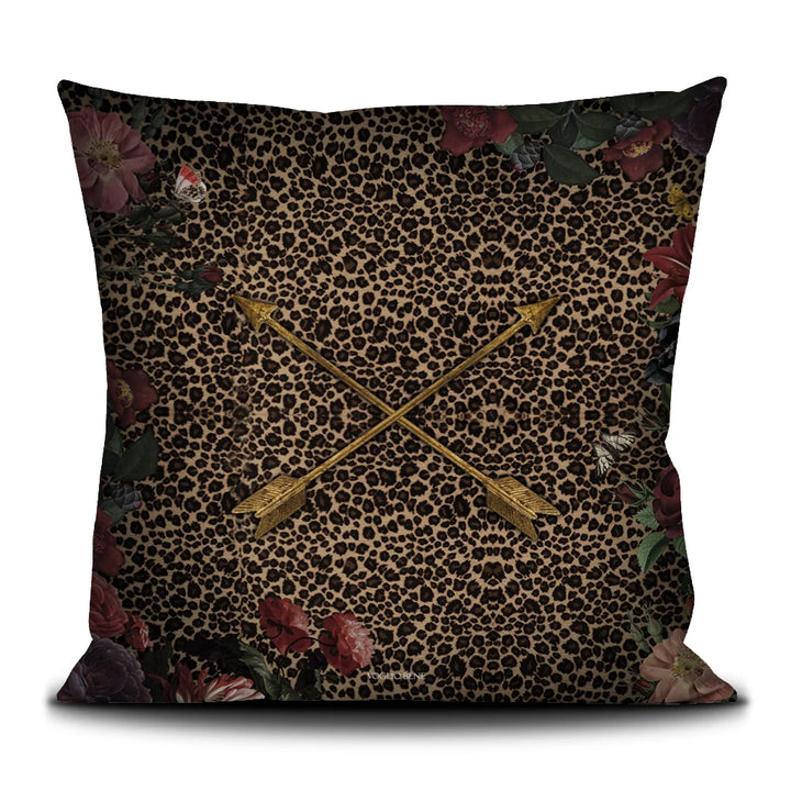 Voglio Bene Blessing -tyynyn takanäkymä, jossa kaksi nuolta on ristissä pantterikuvion edustalla.
Back view of a Voglio Bene Blessing cushion, featuring two crossed arrows in front of a panther motif.
