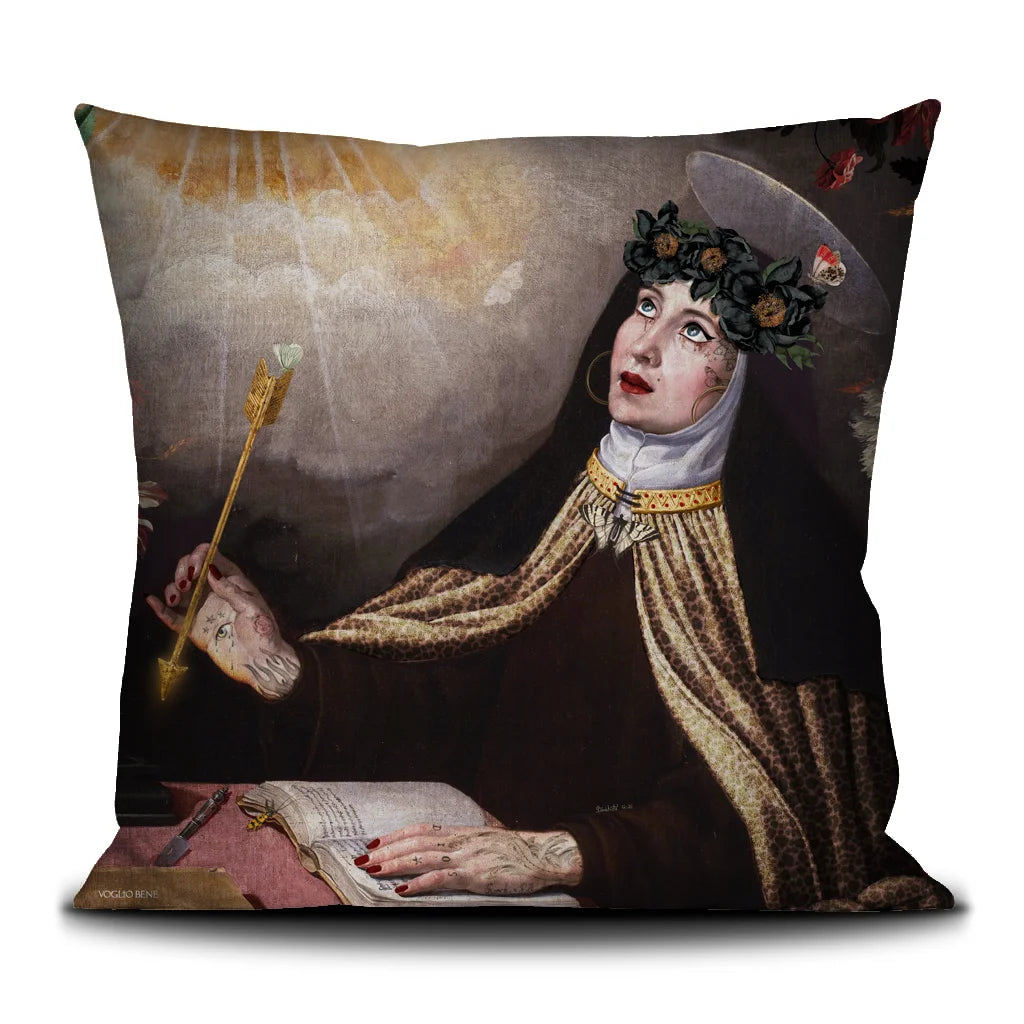 Voglio Bene Blessing -tyynyn etunäkymä, koko 50 × 50 cm, jossa nunna saa siunauksen taivaalta yksityiskohtaisessa kuvituksessa.
Front view of a Voglio Bene Blessing cushion, size 50 × 50 cm, showing a nun receiving a blessing from the sky in detailed artwork.