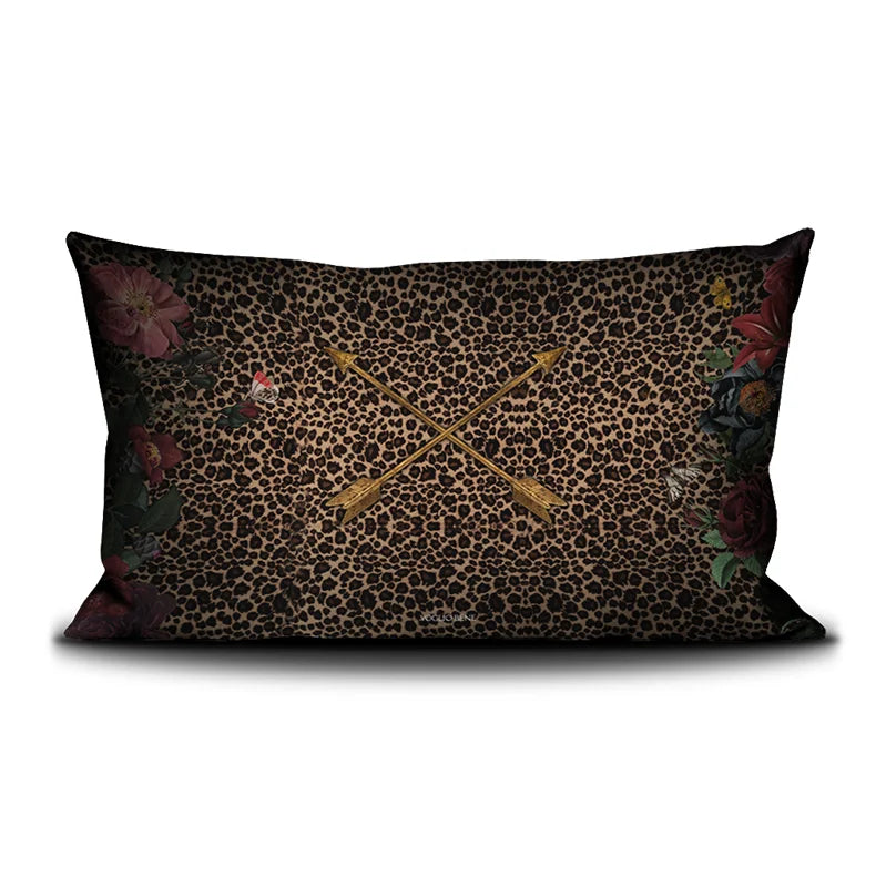 Voglio Bene Blessing -tyynyn takanäkymä, jossa kaksi nuolta on ristissä pantterikuvion edustalla.
Back view of a Voglio Bene Blessing cushion, featuring two crossed arrows in front of a panther motif.