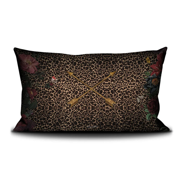 Voglio Bene Blessing -tyynyn takanäkymä, jossa kaksi nuolta on ristissä pantterikuvion edustalla.
Back view of a Voglio Bene Blessing cushion, featuring two crossed arrows in front of a panther motif.
