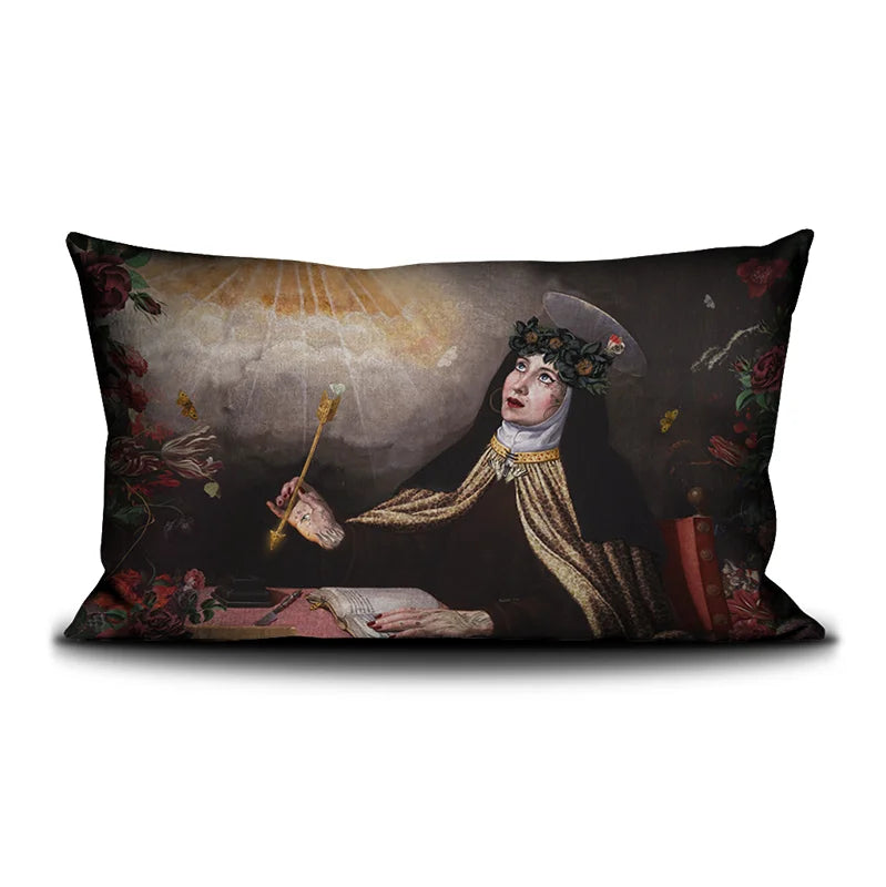 Voglio Bene Blessing -tyynyn etunäkymä, koko 40 x 65 cm, jossa nunna saa siunauksen taivaalta yksityiskohtaisessa kuvituksessa.
Front view of a Voglio Bene Blessing cushion, size 40 x 65 cm, showing a nun receiving a blessing from the sky in detailed artwork.