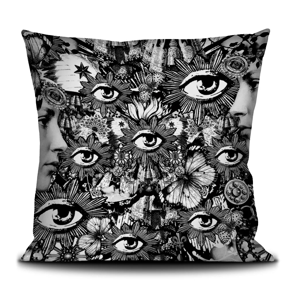 Kuvassa Voglio Bene -tyynyn takapuoli Black Butterfly -kuvituksella. Mustavalkoisella tyylillä kuvattuja silmiä, naisen sivuprofiileja ja perhosia.
The back of the Voglio Bene cushion with Black Butterfly illustration. Eyes, woman's sideprofiles and butterflies are illustrated in a black and white image.