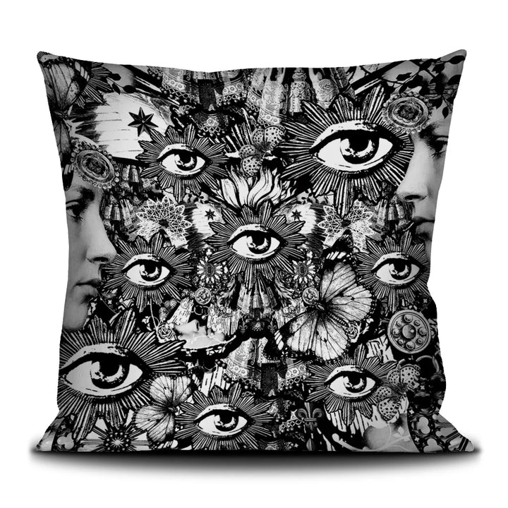 Kuvassa Voglio Bene -tyynyn takapuoli Black Butterfly -kuvituksella. Mustavalkoisella tyylillä kuvattuja silmiä, naisen sivuprofiileja ja perhosia.
The back of the Voglio Bene cushion with Black Butterfly illustration. Eyes, woman's sideprofiles and butterflies are illustrated in a black and white image.