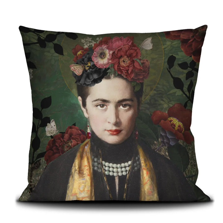 Kuvassa Voglio Bene tyynyn etupuoli Carmen -kuvituksella, jossa nainen näkyy kauempaa vihreällä taustalla ruusujen ympäröimänä.
In the image, the front side of a Voglio Bene cushion with the Carmen illustration, showing a woman from a distance on a green background surrounded by roses.