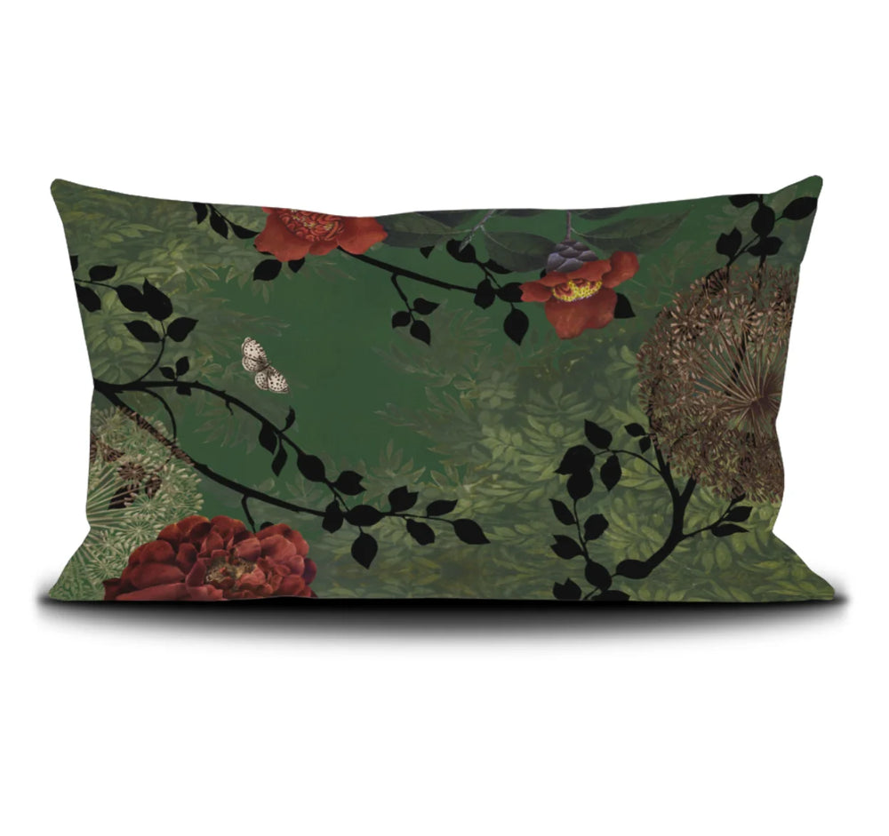 Kuvassa Voglio Bene tyynyn takanäkymä Carmen -kuvituksella, jossa kukkia ja perhonen on kuvattuna koristeellisella vihreällä taustalla.
In the image, the back side of a Voglio Bene cushionh with the Carmen illustration, showing flowers and a butterfly against a ornamental green background.