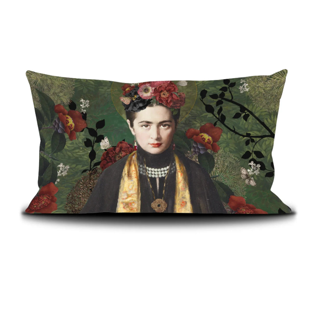 Kuvassa Voglio Bene tyynyn etupuoli Carmen -kuvituksella, jossa nainen näkyy kauempaa vihreällä taustalla ruusujen ympäröimänä.
In the image, the front side of a Voglio Bene cushion with the Carmen illustration, showing a woman from a distance on a green background surrounded by roses.