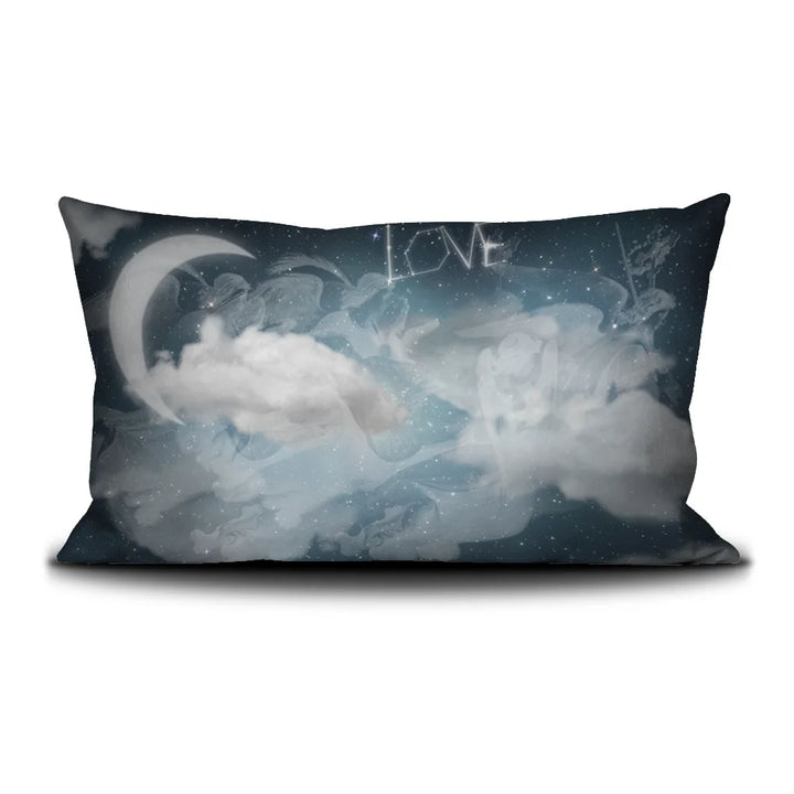 Kuvassa Voglio Bene tyynyn takapuoli Saint Catherine -kuvituksella, jossa näkyy pilviä tähtitaivaalla kuun loisteessa ja taustalla tähdet muodostavat sanan LOVE.
In the image, the back side of a Voglio Bene cushion with the Saint Catherine illustration, depicting clouds in a starry sky under the moonlight, and the stars in the background form the word LOVE.