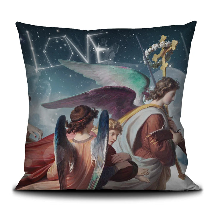 Kuvassa Voglio Bene tyynyn takapuoli Saint Catherine -kuvituksella, jossa enkeleitä ja  taustalla tähdet muodostavat sanan LOVE.
In the image, the back side of a Voglio Bene cushion with the Saint Catherine illustration, where angels fly and the stars in the background form the word LOVE.