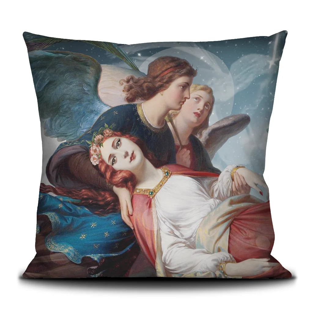 Kuvassa Voglio Bene tyynyn etupuoli Saint Catherine -kuvituksella, jossa enkelit kantavat naista tähtitaivaalla kuun loisteessa.
In the image, the front side of a Voglio Bene cushion with the Saint Catherine illustration, where angels carry a woman across a starry sky under the moonlight.