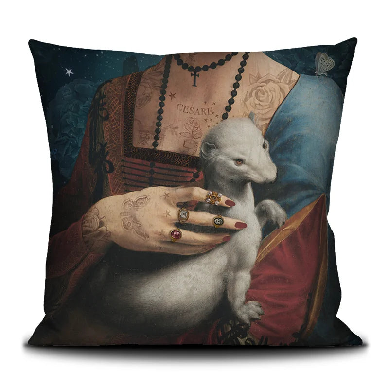 Kuvassa Voglio Bene -tyynyn takapuoli Cecilia-kuvituksella. Tatuoidun naisen rintakehä, jossa hän pitelee valkoista minkkiä.
The back of the Voglio Bene cushion with the Cecilia illustration. The chest of a tattooed woman holding a white mink.