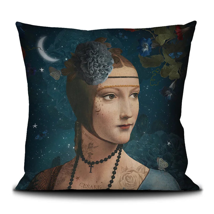 Kuvassa Voglio Bene -tyynyn etupuoli Cecilia-kuvituksella. Tatuoitu nainen, jolla on kukilla koristeltu huivi päässään, seisoo tähtitaivasta vasten kukkien ympäröimänä.
The front of the Voglio Bene cushion with the Cecilia illustration. A tattooed woman wearing a flower-adorned headscarf stands against a starry sky surrounded by flowers.