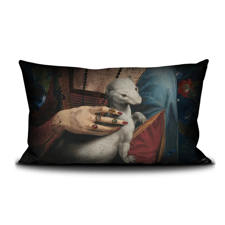 Kuvassa Voglio Bene -tyynyn takapuoli Cecilia-kuvituksella. Tatuoidun naisen rintakehä, jossa hän pitelee valkoista minkkiä.
The back of the Voglio Bene cushion with the Cecilia illustration. The chest of a tattooed woman holding a white mink.