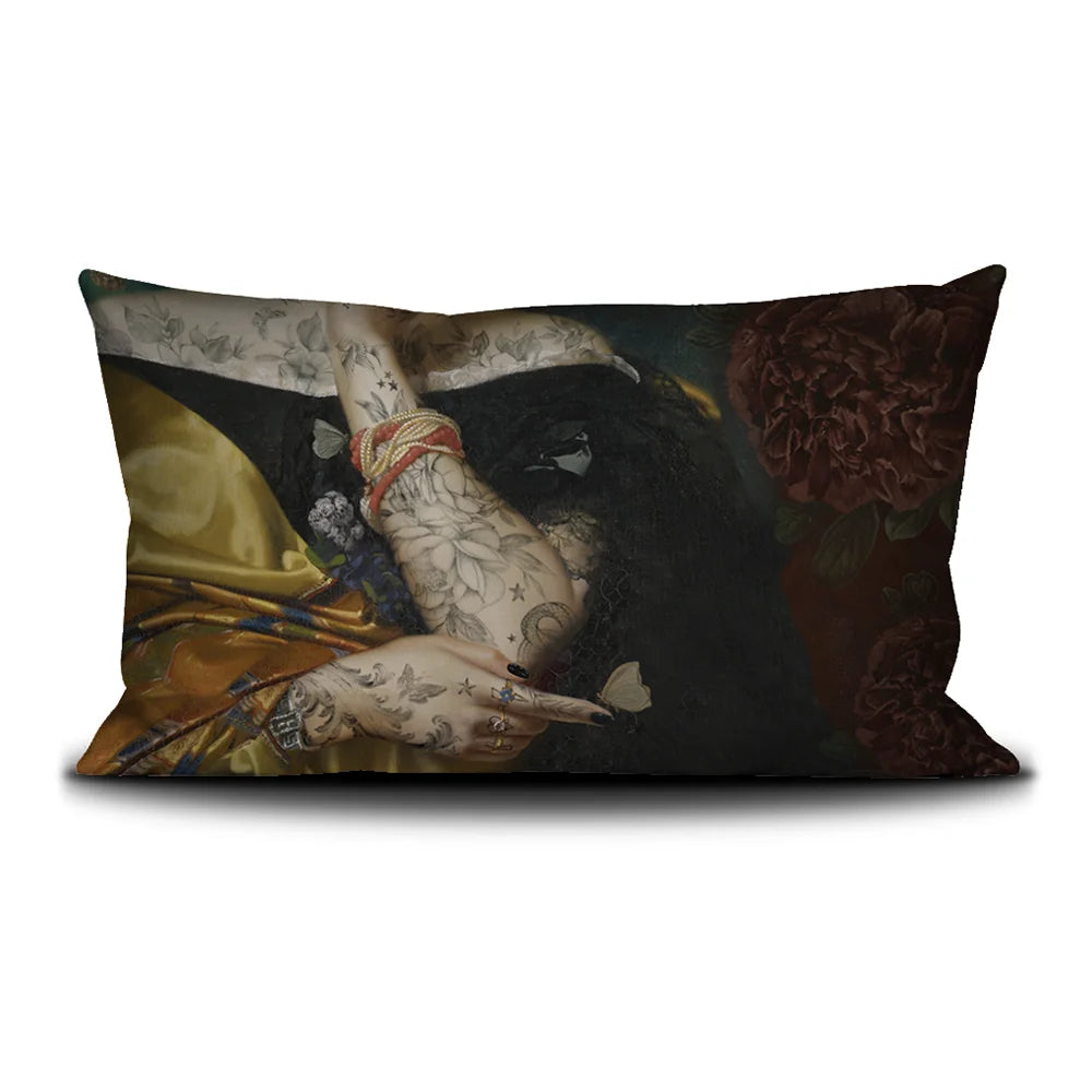 Kuvassa Voglio Bene tyynyn takapuoli Clementine -kuvituksella, jossa näkyy lähikuva naisen käsistä.
In the image, the back side of a Voglio Bene cushion with the Clementine illustration, showing a close-up of the woman’s hands.