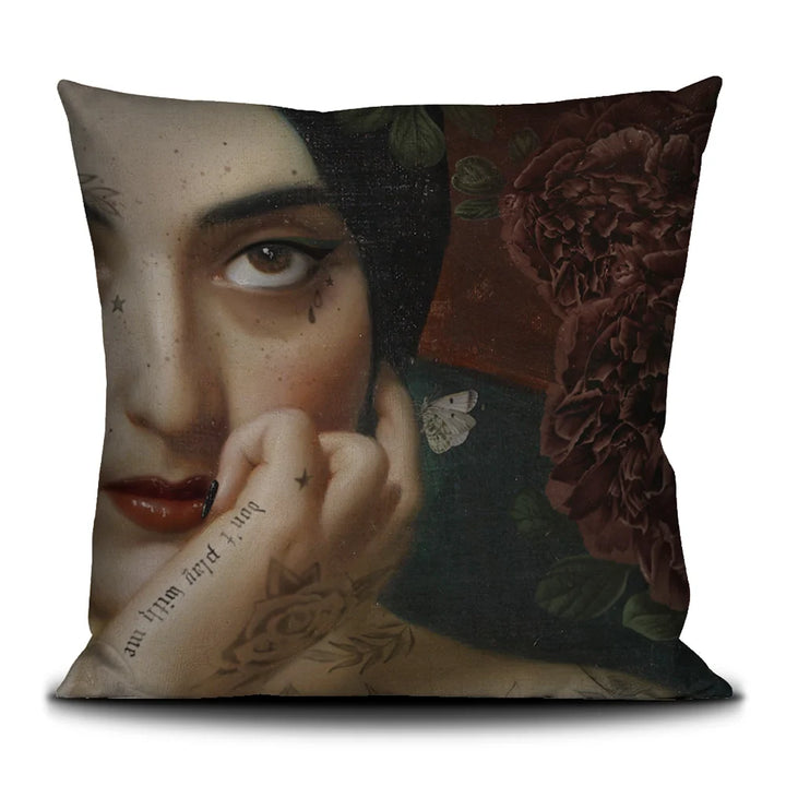 Kuvassa Voglio Bene tyynyn takapuoli Clementine -kuvituksella, jossa näkyy lähikuva naisen silmistä.
In the image, the back side of a Voglio Bene cushion with the Clementine illustration, showing a close-up of the woman’s eyes.