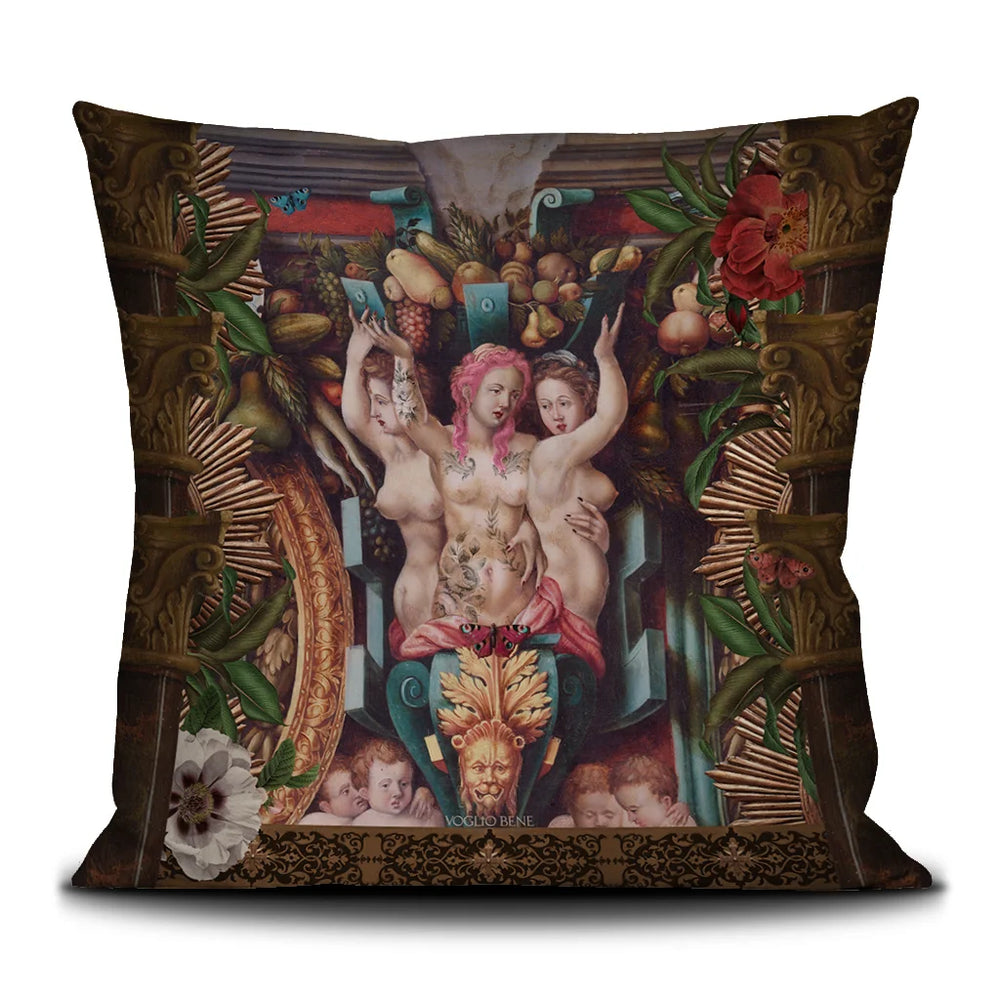 Voglio Bene Cosmic Girl -tyynyn takanäkymä, jossa on kolme naista ja samat ornamenttikuvioinnit toistuvat ilman kuningatarkuvaa.
Back view of a Voglio Bene Cosmic Girl cushion, showing three women and the repeated ornamental patterns without the queen figure.