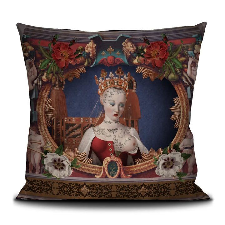Voglio Bene Cosmic Girl -tyynyn etunäkymä, koko 50 × 50 cm, jossa kuningatar on kuvattuna ja taustalla monimutkaisia ihmisornamenttikuvioita.
Front view of a Voglio Bene Cosmic Girl cushion, size 50 × 50 cm, featuring a queen with complex human ornamental patterns in the background.