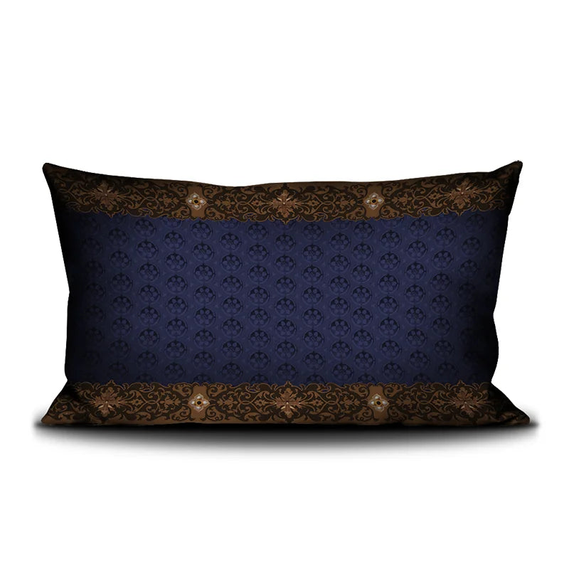 Voglio Bene Cosmic Girl -tyynyn takanäkymä, jossa samat ornamenttikuvioinnit toistuvat sinisellä taustalla ilman kuningatarkuvaa.
Back view of a Voglio Bene Cosmic Girl cushion, showing the repeated ornamental patterns in front of a blue backround without the queen figure.