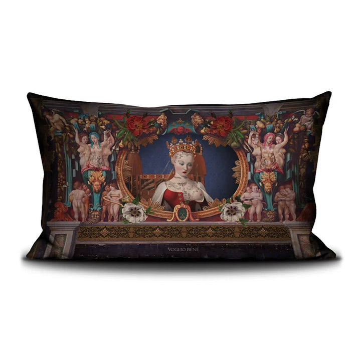 Voglio Bene Cosmic Girl -tyynyn etunäkymä, koko 40 × 65 cm, jossa kuningatar on kuvattuna ja taustalla monimutkaisia ihmisornamenttikuvioita.
Front view of a Voglio Bene Cosmic Girl cushion, size 40 × 65 cm, featuring a queen with complex human ornamental patterns in the background.
