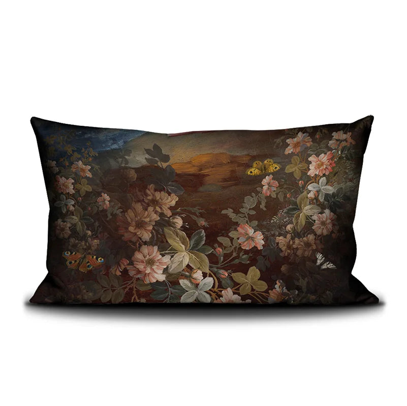 Voglio Bene Cow -tyynyn takanäkymä, jossa taustalla on perhosista ja kukista koostuva koristekuvio.
Back view of a Voglio Bene Cow cushion, featuring a decorative background of butterflies and flowers.