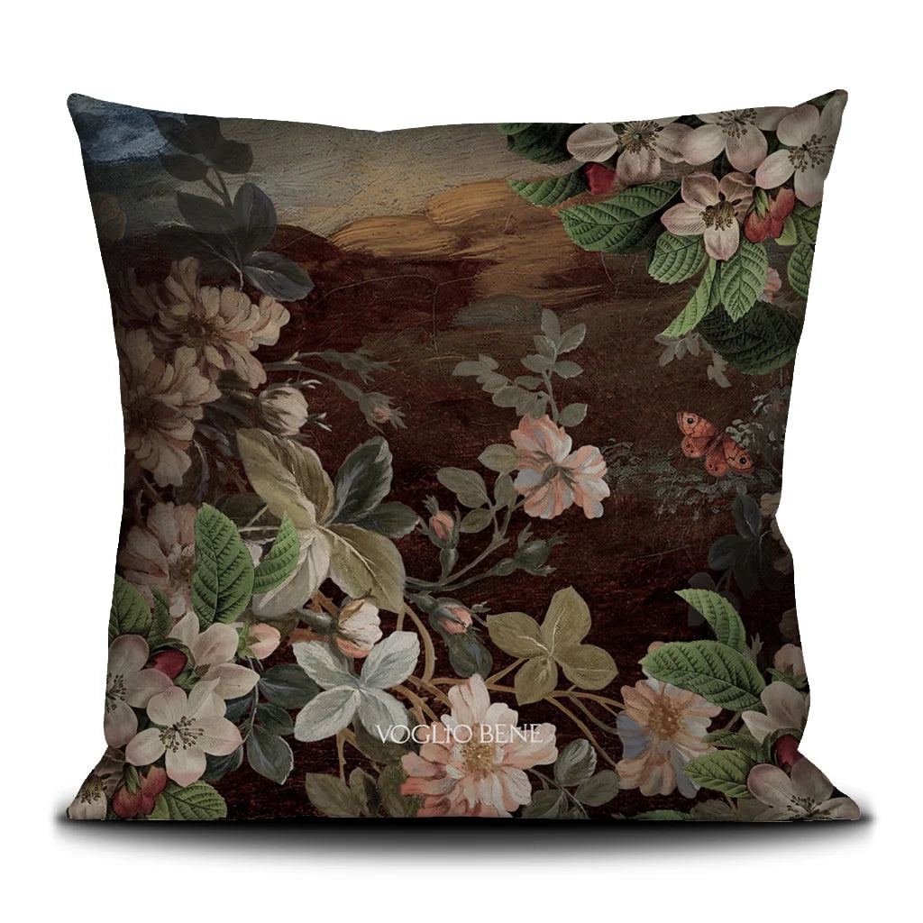 Voglio Bene Cow -tyynyn takanäkymä, jossa taustalla on perhosista ja kukista koostuva koristekuvio.
Back view of a Voglio Bene Cow cushion, featuring a decorative background of butterflies and flowers.