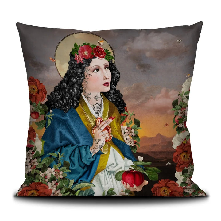 Voglio Bene Eat -tyynyn takanäkymä. Kuvassa tummahiuksinen, tatuoitu nainen tekee merkin kädellään ja katsoo ylös taivaaseen.
Back view of a Voglio Bene Eat cushion. The illustration shows a dark-haired, tattooed woman making a hand gesture while looking up toward the sky.