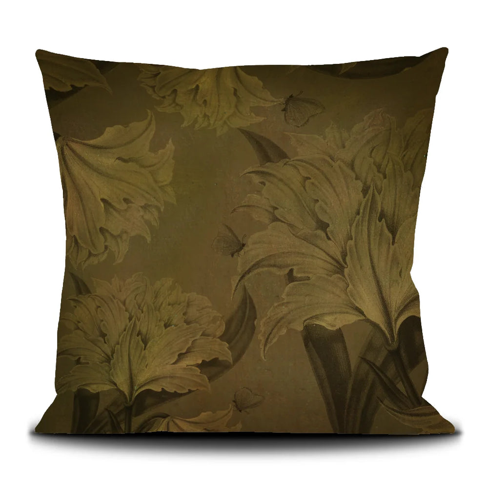 Kuvassa Voglio Bene kukkaron takapuoli Eduardo -kuvituksella, jossa sama kelötianen koristeellinen tausta näkyy lähempää.
In the image, the back side of a Voglio Bene cushion with the Eduardo illustration, showing the same yellow ornamental backround from a closer perspective.