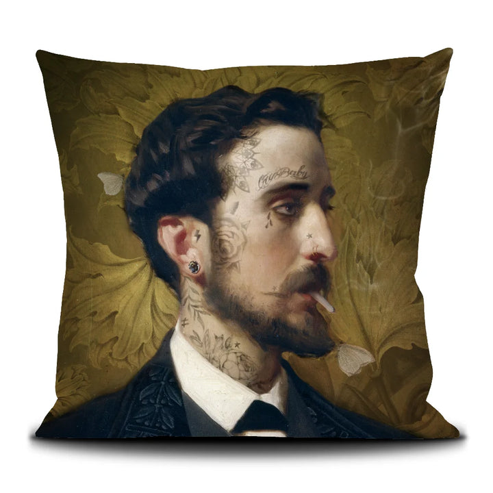 Kuvassa Voglio Bene tyynyn etupuoli Eduardo -kuvituksella, jossa tatuoitu tummahiuksinen mies polttaa tupakkaa keltaisella taustalla.
In the image, the front side of a Voglio Bene cushion with the Eduardo illustration, featuring a tattooed dark-haired man smoking a cigarette against a yellow background.