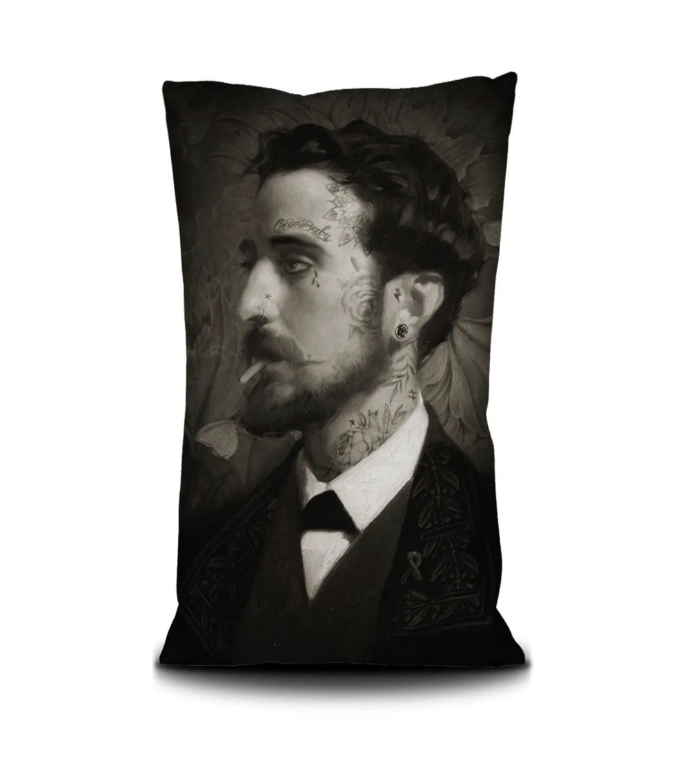 Kuvassa Voglio Bene tyynyn takanäkymä mustavalkoisella Eduardo -kuvituksella, jossa tatuoitu tummahiuksinen mies polttaa tupakkaa.
In the image, the back side of a Voglio Bene cushion with black and white Eduardo illustration, featuring a tattooed dark-haired man smoking a cigarette.