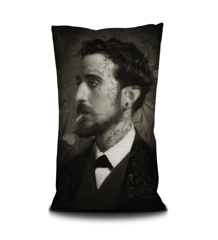 Kuvassa Voglio Bene tyynyn takanäkymä mustavalkoisella Eduardo -kuvituksella, jossa tatuoitu tummahiuksinen mies polttaa tupakkaa.
In the image, the back side of a Voglio Bene cushion with black and white Eduardo illustration, featuring a tattooed dark-haired man smoking a cigarette.