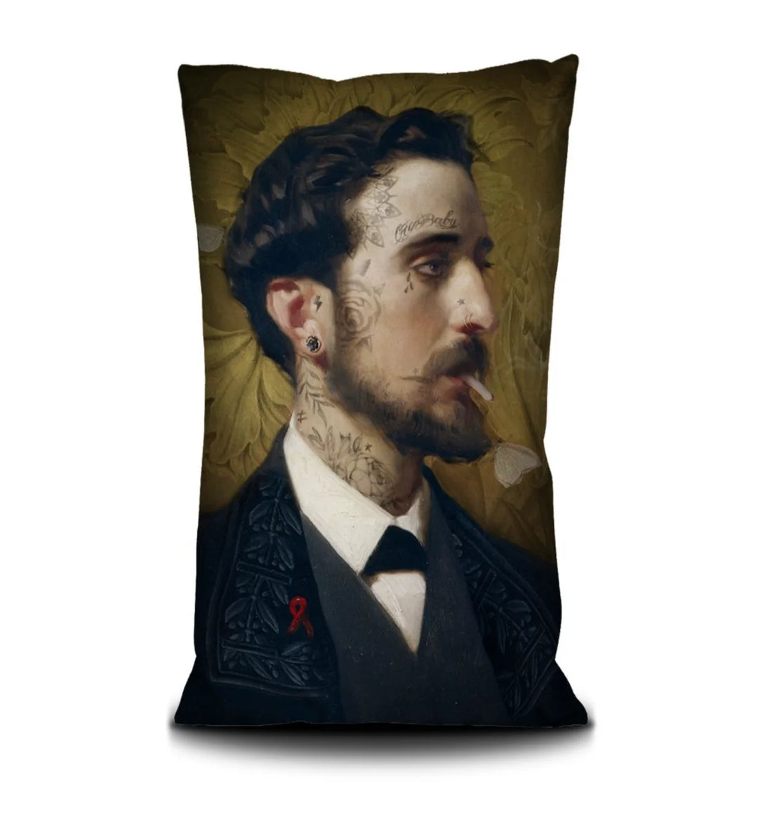 Kuvassa Voglio Bene tyynyn etupuoli Eduardo -kuvituksella, jossa tatuoitu tummahiuksinen mies polttaa tupakkaa keltaisella taustalla.
In the image, the front side of a Voglio Bene cushion with the Eduardo illustration, featuring a tattooed dark-haired man smoking a cigarette against a yellow background.