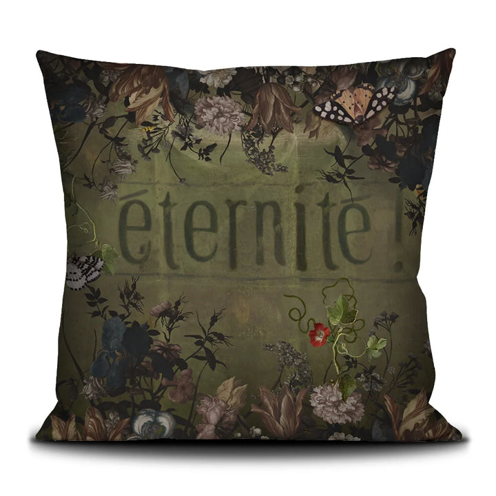 Kuvassa Voglio Bene tyynyn takapuoli Eternity -kuvituksella, jossa vihreällä taustalla lukee “Éternité” ja ympärillä on kukkia.
In the image, the back side of a Voglio Bene cushion with the Eternity illustration, showing the word “Éternité” on a green background with flowers around it.
