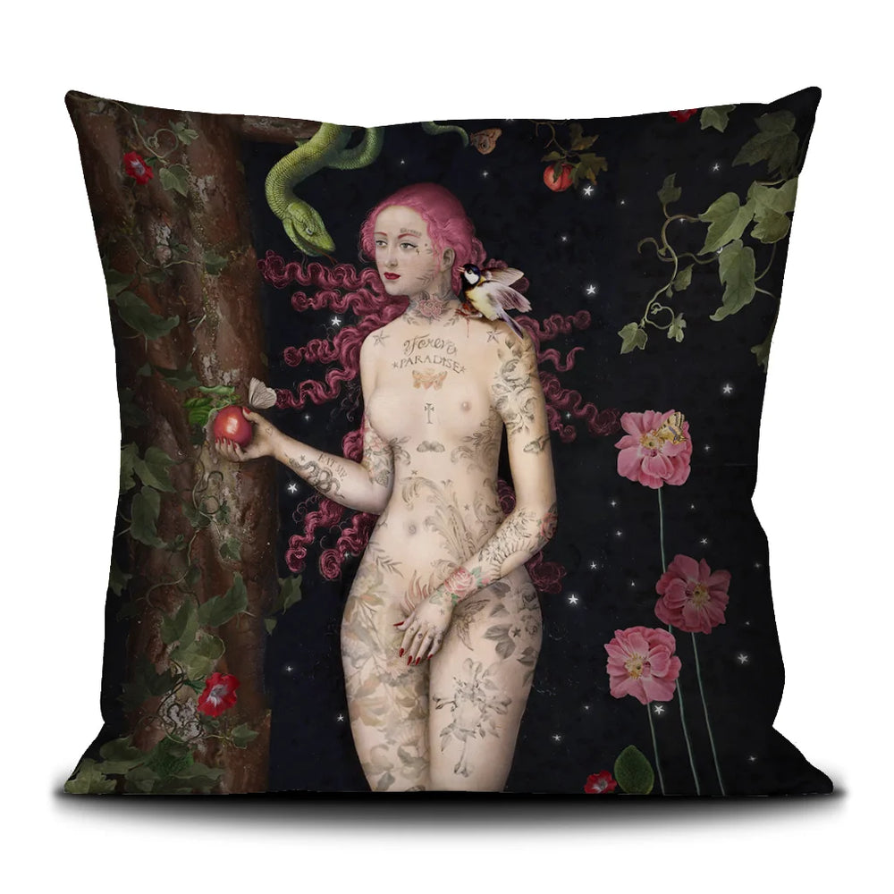 Voglio Bene Adam and Eeva -tyynyn etunäkymä, koko 50 × 50 cm, jossa Eeva-kuvitus näkyy selkeästi samettipinnalla.
Front view of a Voglio Bene Adam and Eve cushion, size 50 × 50 cm, showing the Eve artwork clearly on the velvet surface.
