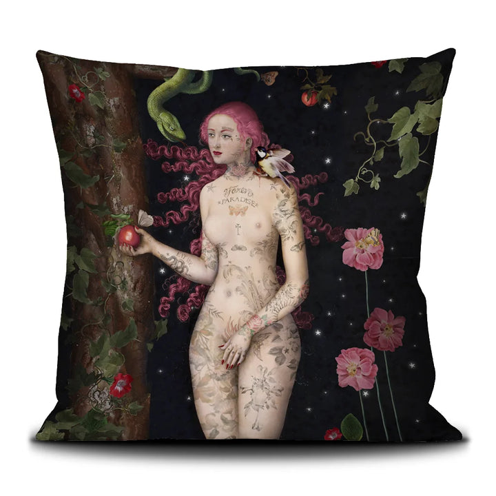 Voglio Bene Adam and Eeva -tyynyn etunäkymä, koko 50 × 50 cm, jossa Eeva-kuvitus näkyy selkeästi samettipinnalla.
Front view of a Voglio Bene Adam and Eve cushion, size 50 × 50 cm, showing the Eve artwork clearly on the velvet surface.