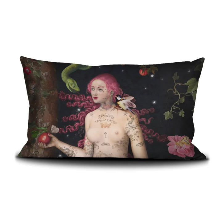 Voglio Bene Adam and Eeva -tyynyn etunäkymä, koko 40 × 65 cm, jossa Eeva-kuvitus näkyy läheltä samettipinnalla.
Front view of a Voglio Bene Adam and Eve cushion, size 40 × 65 cm, showing cropped Eve artwork on the velvet surface.