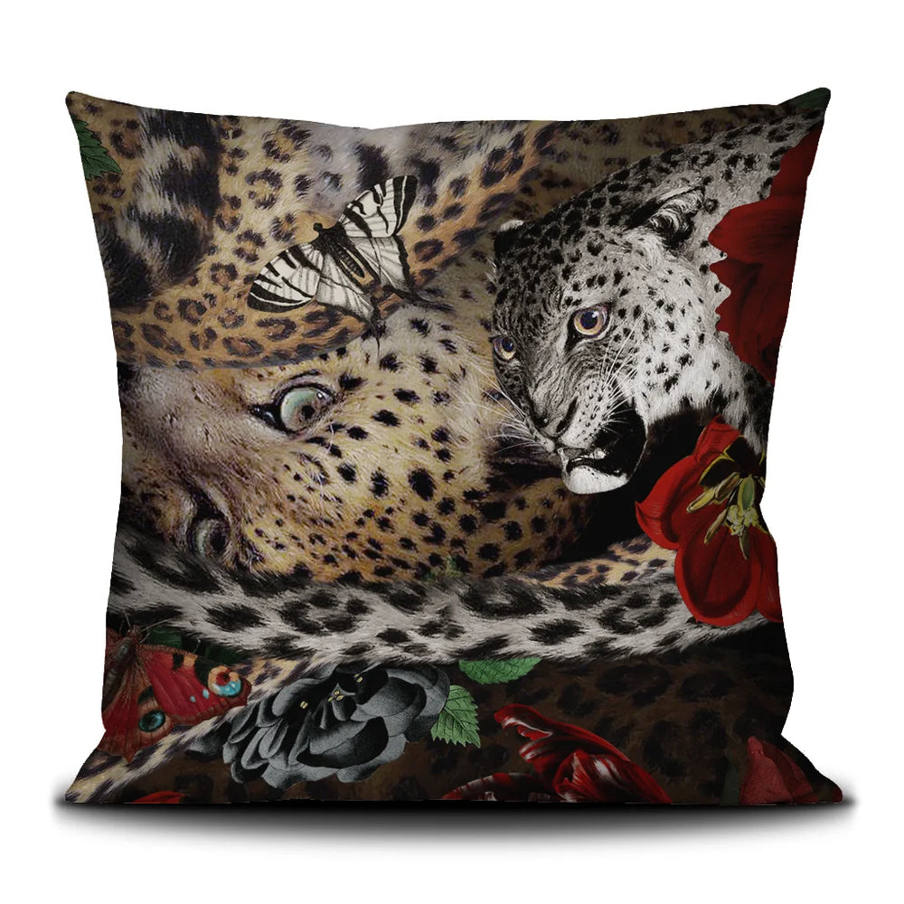 Kuvassa Voglio Bene -tyynyn takapuoli Fauve-kuvituksella. Surrealistinen leopardi-kuvitus, jossa leopardi ja leopardin nahka sulautuvat toisiinsa.
The back of the Voglio Bene cushion with the Fauve illustration. A surreal depiction of a leopard merging with its own patterned skin.
