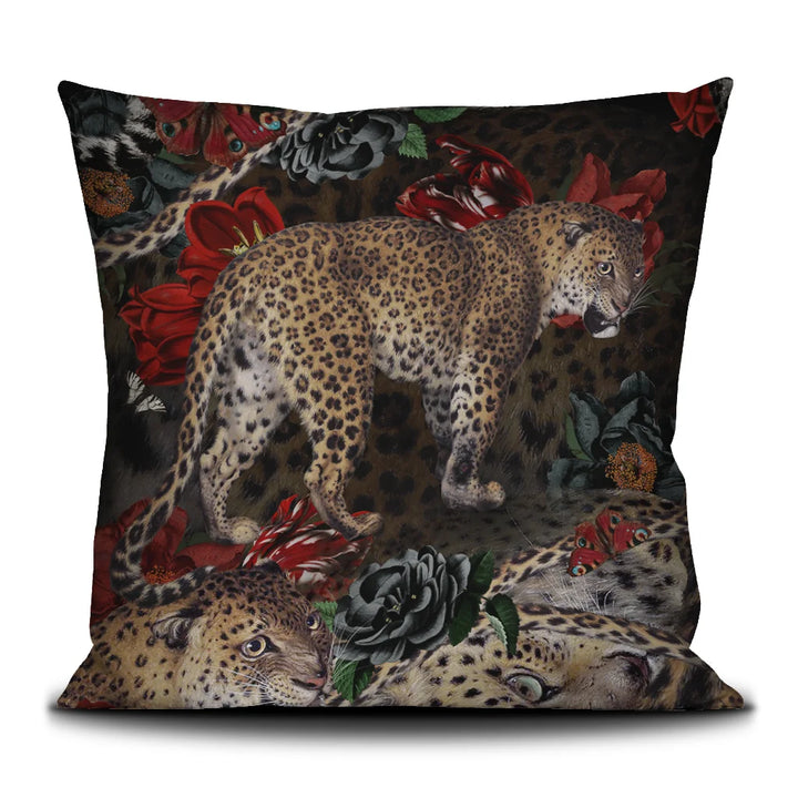 Kuvassa Voglio Bene -tyyny Fauve-kuvituksella. Edessä leopardi tummalla taustalla kukkien ja perhosten reunustamana.
The front of the Voglio Bene cushion with the Fauve illustration. A leopard on a dark background surrounded by flowers and butterflies.
