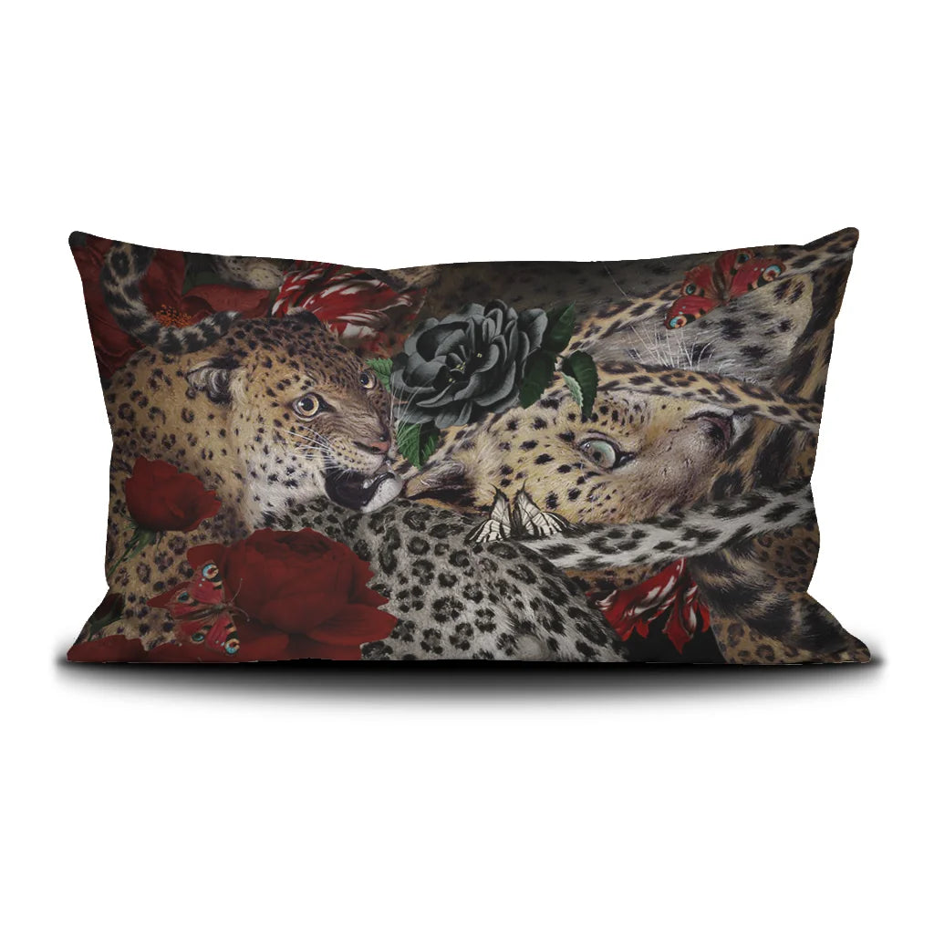 Kuvassa Voglio Bene -tyynyn takapuoli Fauve-kuvituksella. Surrealistinen leopardi-kuvitus, jossa leopardi ja leopardin nahka sulautuvat toisiinsa.
The back of the Voglio Bene cushion with the Fauve illustration. A surreal depiction of a leopard merging with its own patterned skin.