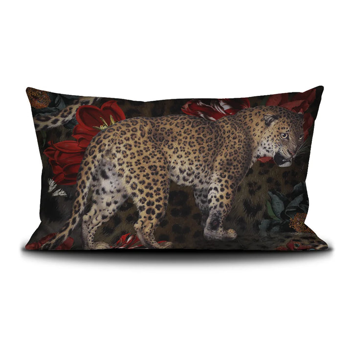 Kuvassa Voglio Bene -tyyny Fauve-kuvituksella. Edessä leopardi tummalla taustalla kukkien ja perhosten reunustamana.
The front of the Voglio Bene cushion with the Fauve illustration. A leopard on a dark background surrounded by flowers and butterflies.