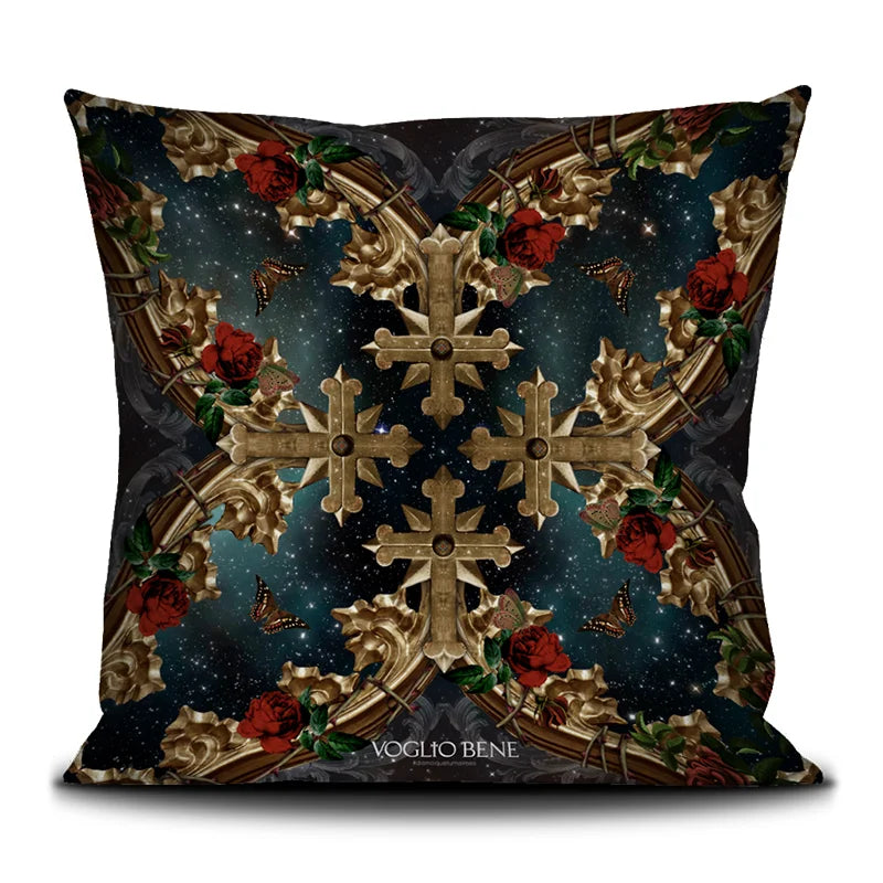 Kuvassa Voglio Bene -tyynyn takapuoli Francesca et Paolo -kuvituksella. Kultaiset ristit kukkien ja ornamenttien kera avaruustaustalla.
The back of the Voglio Bene cushion with the Francesca et Paolo illustration. Golden crosses surrounded by flowers and ornaments against a cosmic background.