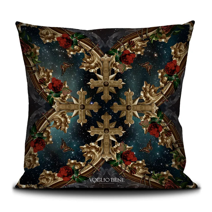 Kuvassa Voglio Bene -tyynyn takapuoli Francesca et Paolo -kuvituksella. Kultaiset ristit kukkien ja ornamenttien kera avaruustaustalla.
The back of the Voglio Bene cushion with the Francesca et Paolo illustration. Golden crosses surrounded by flowers and ornaments against a cosmic background.