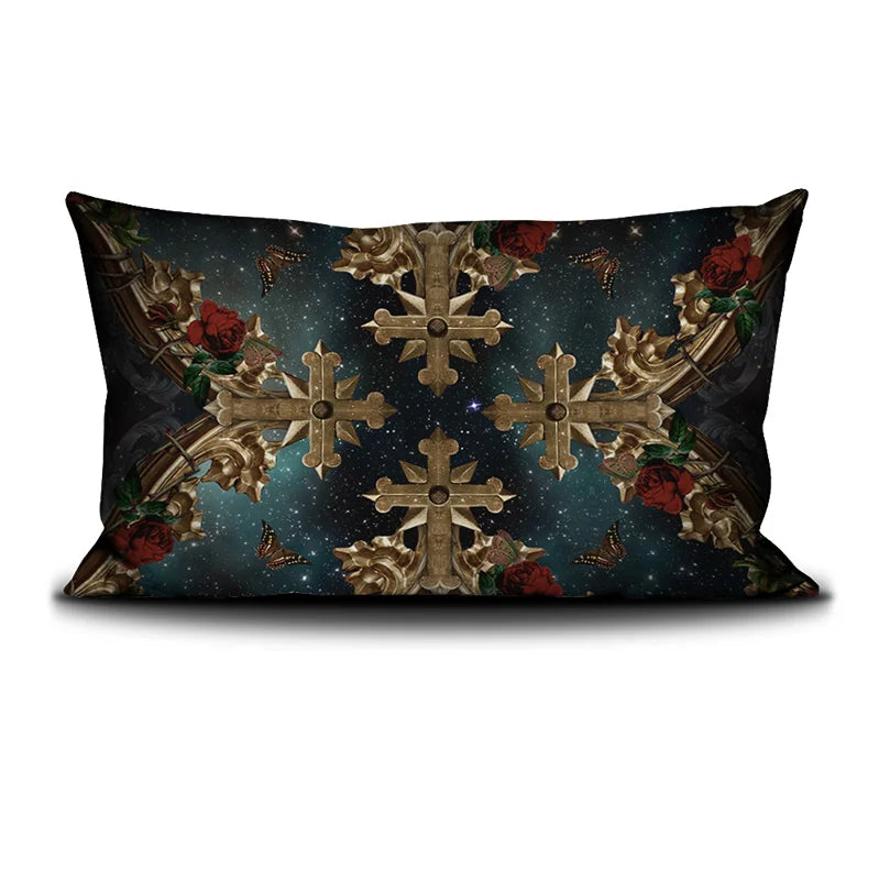 Kuvassa Voglio Bene -tyynyn takapuoli Francesca et Paolo -kuvituksella. Kultaiset ristit kukkien ja ornamenttien kera avaruustaustalla.
The back of the Voglio Bene cushion with the Francesca et Paolo illustration. Golden crosses surrounded by flowers and ornaments against a cosmic background.