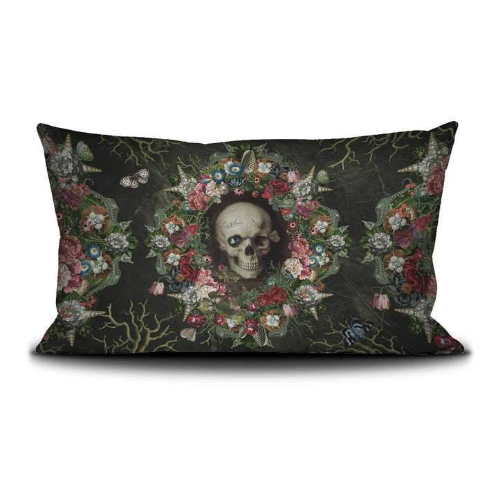 Voglio Bene The Froth of the Days -tyynyn etunäkymä, jossa pääkalloa koristavat kukat ja simpukat yksityiskohtaisessa kuvituksessa.
Front view of a Voglio Bene The Froth of the Days cushion, showing a skull adorned with flowers and seashells in detailed artwork.