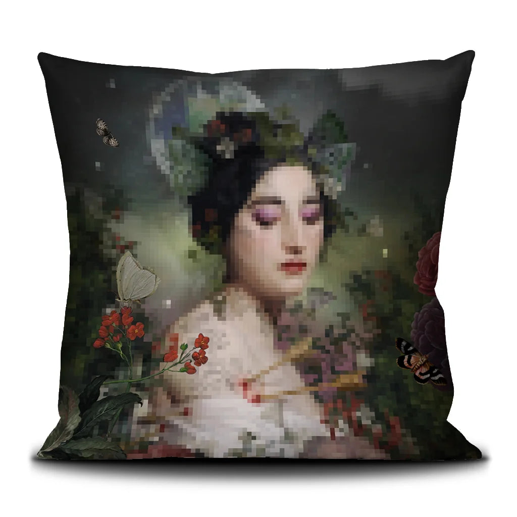 Kuvassa Voglio Bene tyynyn takanäkymä Gaia -kuvituksella, jossa saman naisen kuva on pikselinen.
The image shows the back view of a Voglio Bene cushion featuring the Gaia illustration, where the same woman’s image appears in a pixelated style.