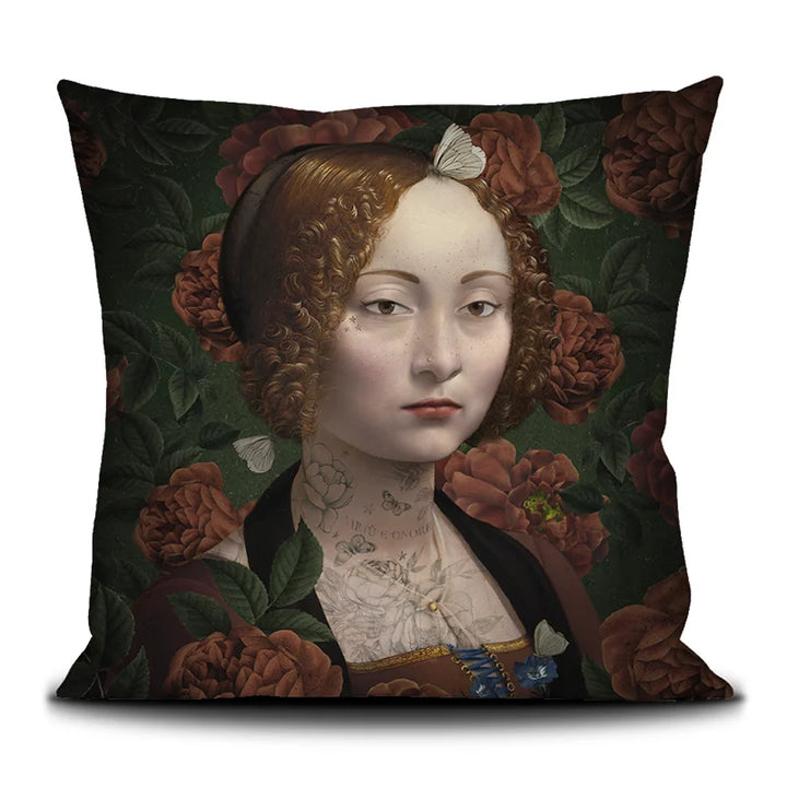 Voglio Bene Ginevra -tyynyn etunäkymä, koko 50 × 50 cm, jossa Ginevra-hahmo on kuvattuna yksityiskohtaisessa kuvituksessa.
English: Front view of a Voglio Bene Ginevra cushion, size 50 × 50 cm, showing the Ginevra figure in detailed artwork.