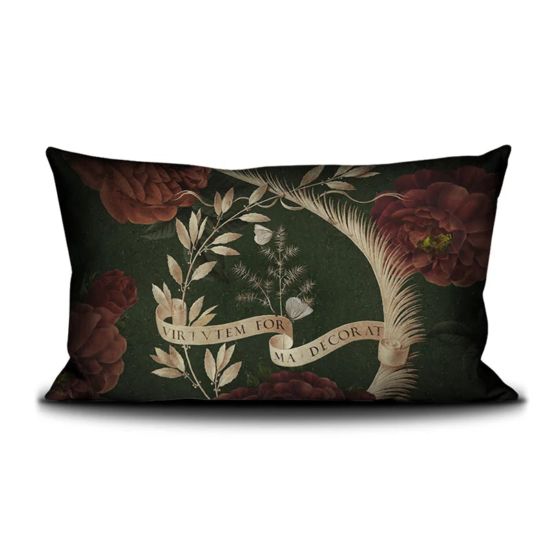 Voglio Bene Ginevra -tyynyn takanäkymä, jossa lehdistä muodostuva vihta-kuvio sekä punaiset kukat koristavat taustaa.
Back view of a Voglio Bene Ginevra cushion, featuring a leaf bundle (vihta) motif and red flowers on the back.