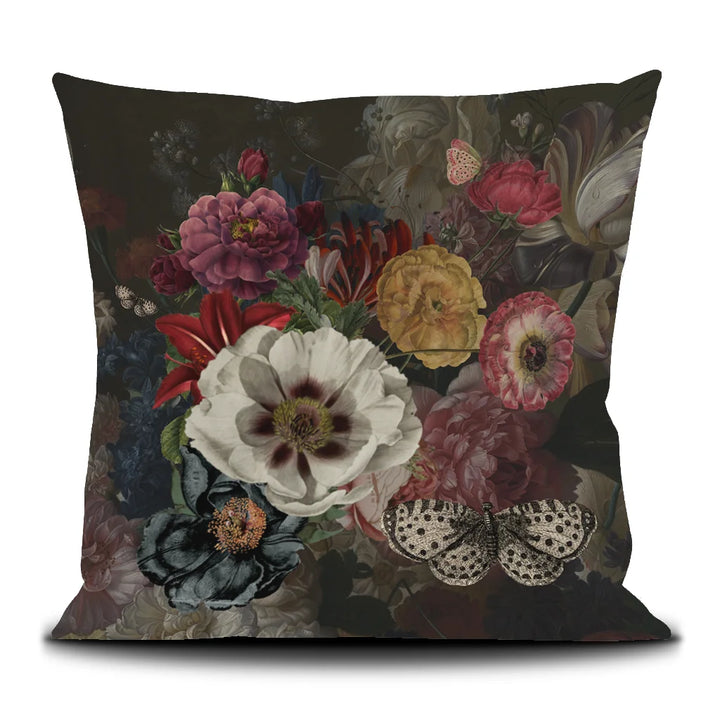 Voglio Bene Hassan -tyynyn takanäkymä, jossa taustalla on koristeellinen kukkaornamenttikuvio.
Back view of a Voglio Bene Hassan cushion, featuring a decorative floral ornament pattern.